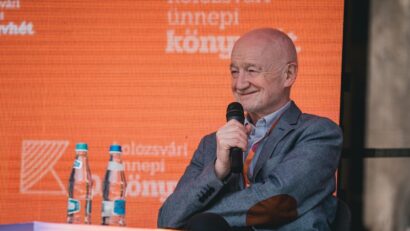 A novella fénykép, a vers tusrajz