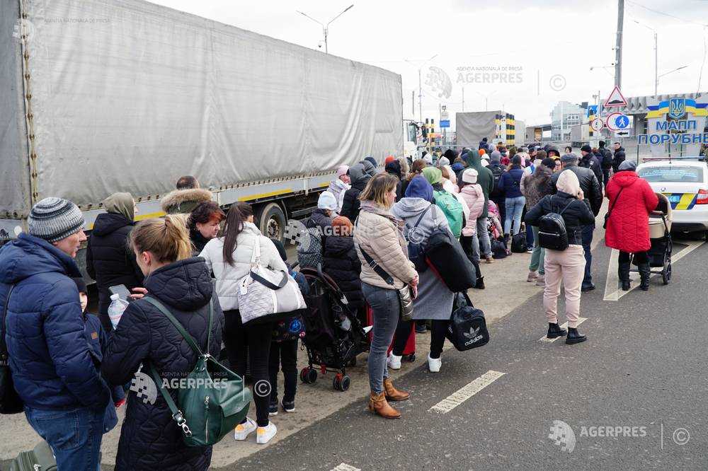 Emberek ezrei várakoznak a Tereblecea-Siret határátkelőnél