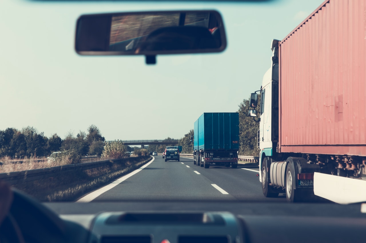 Új szabályozás az áruszállító vállalatokra: a kamionsofőrök kötelesek két havonta egyszer hazamenni