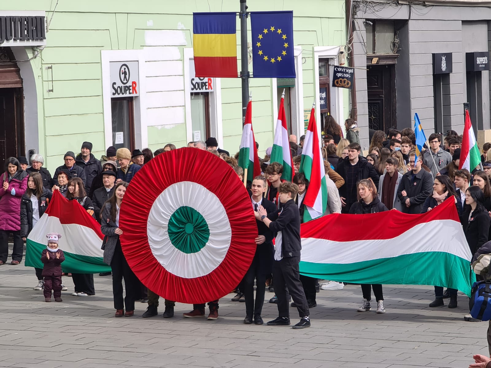 Csendes felvonulással és a világ legnagyobb kokárdájával ünnepelt Kolozsvár