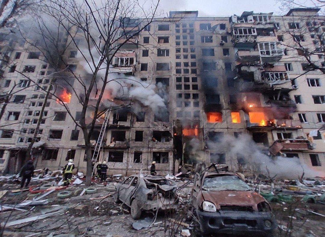 Találat ért egy kijevi lakóházat, legalább két ember meghalt
