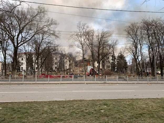 Túlélhették a mariupoli színház bombázását az óvóhelyen tartózkodók
