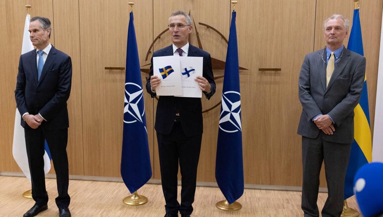 Hivatalosan benyújtotta NATO-csatlakozási kérelmét Svédország és Finnország