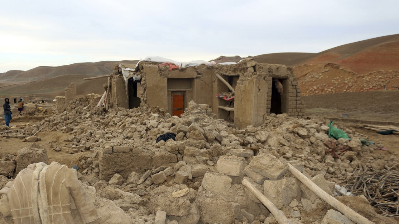 Közel ezren meghaltak Afganisztánban egy földrengésben