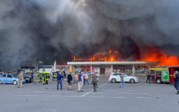 Bevásárlóközpontot ért találat Ukrajnában