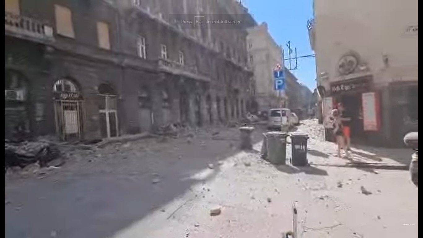 Leszakadt egy épületrész Budapest belvárosában