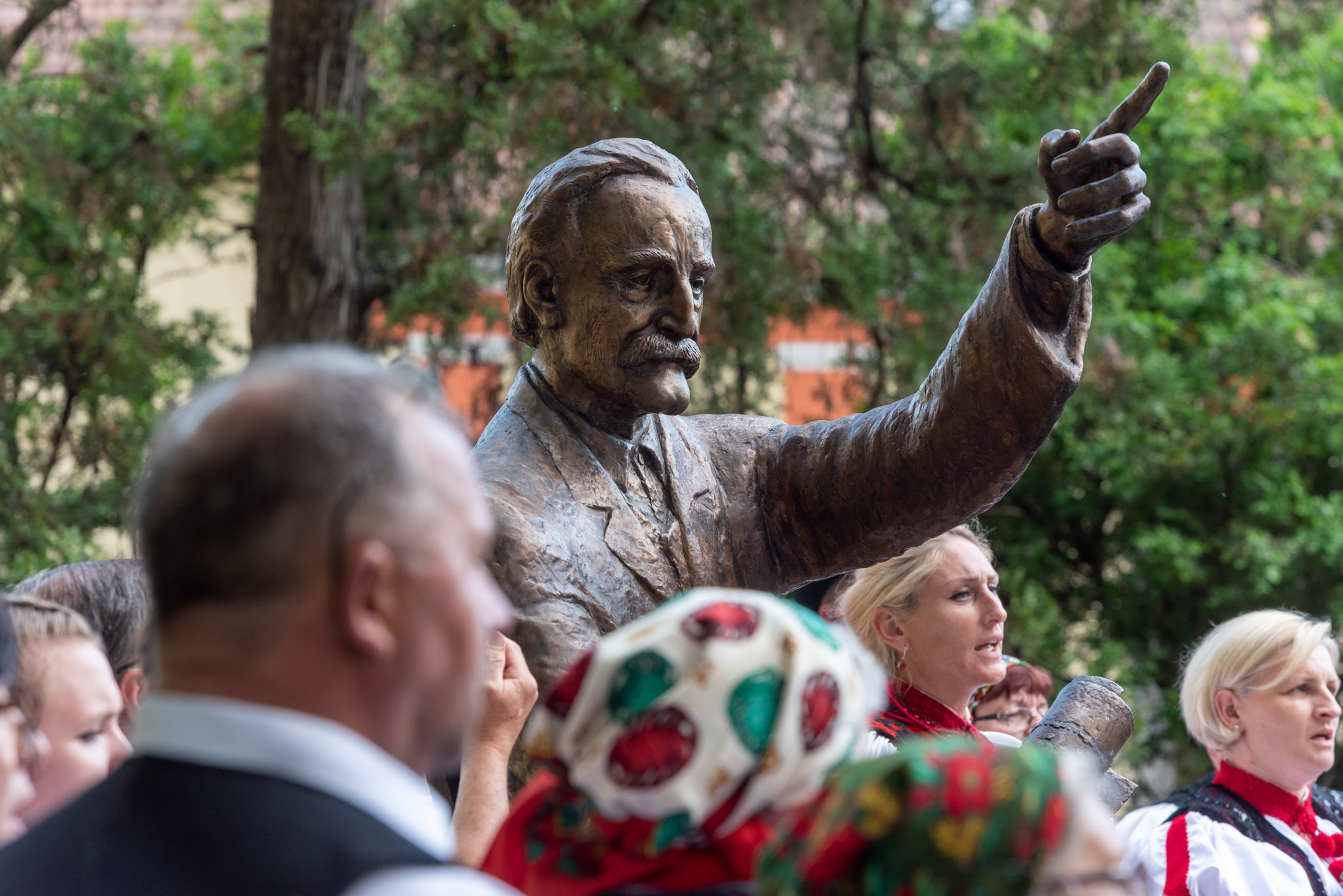 Öröm a Kakasos templomnál, öröm Erdélyben: felavatták Kós Károly egész alakos szobrát