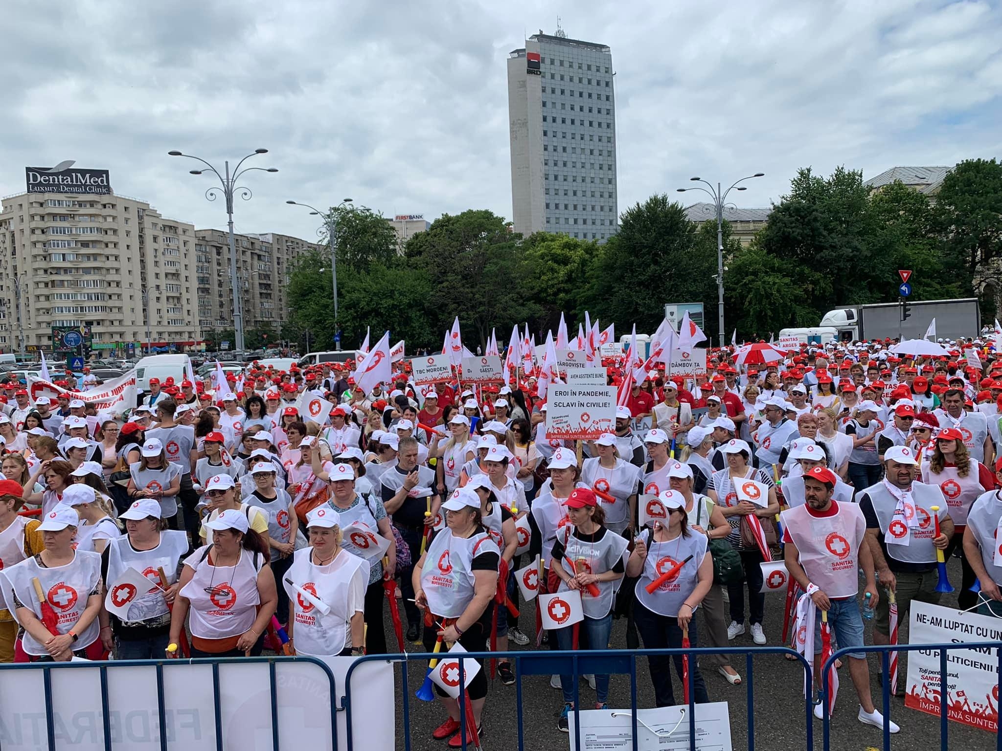 Egészségügyi alkalmazottak ezrei tüntetnek Bukarestben