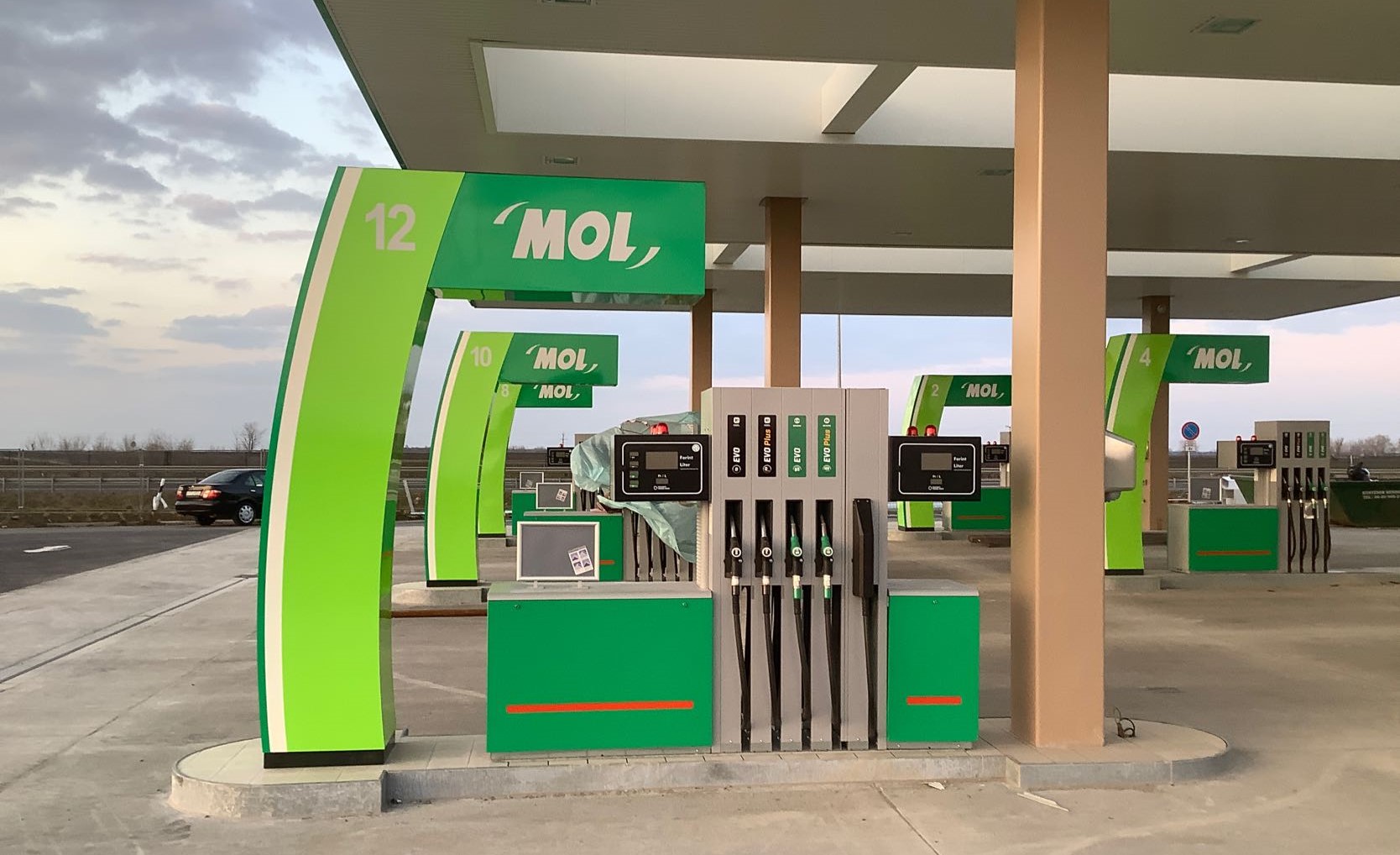 MOL csoport vezérigazgató: a magyar kormány által bevezetett üzemanyagár-sapkát el kellene törölni