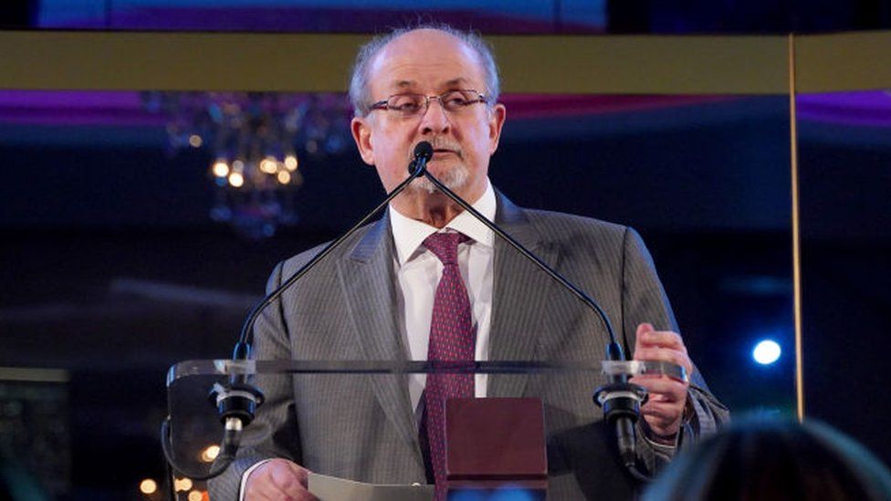 Súlyos állapotban van a megkéselt Salman Rushdie