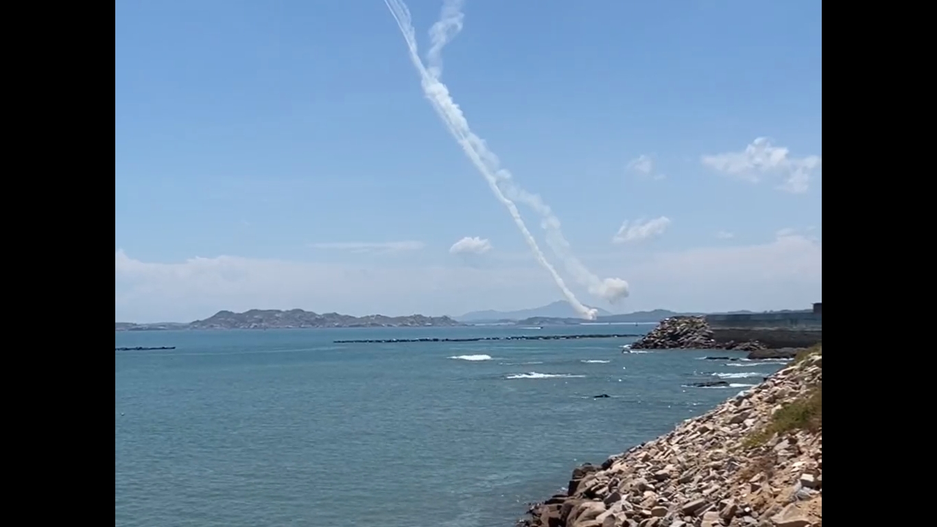 Kína ballisztikus rakétákat lőtt ki Tajvan körül