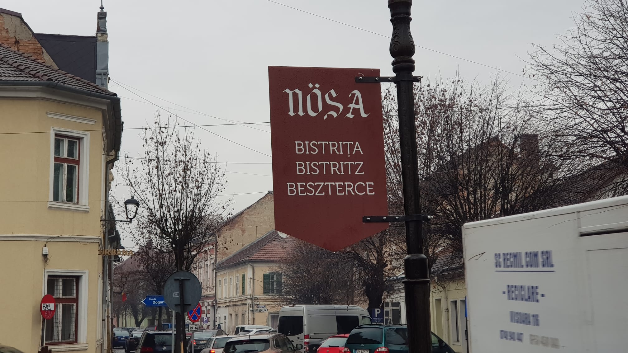Háromnyelvű táblák Beszterce egykori bejáratainál