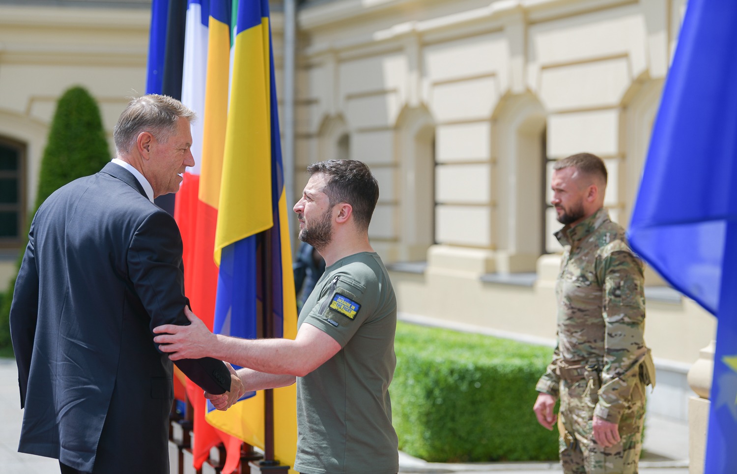 Klaus Iohannis a kisebbségi törvényről is beszélt telefonon Volodimir Zelenszkijjel