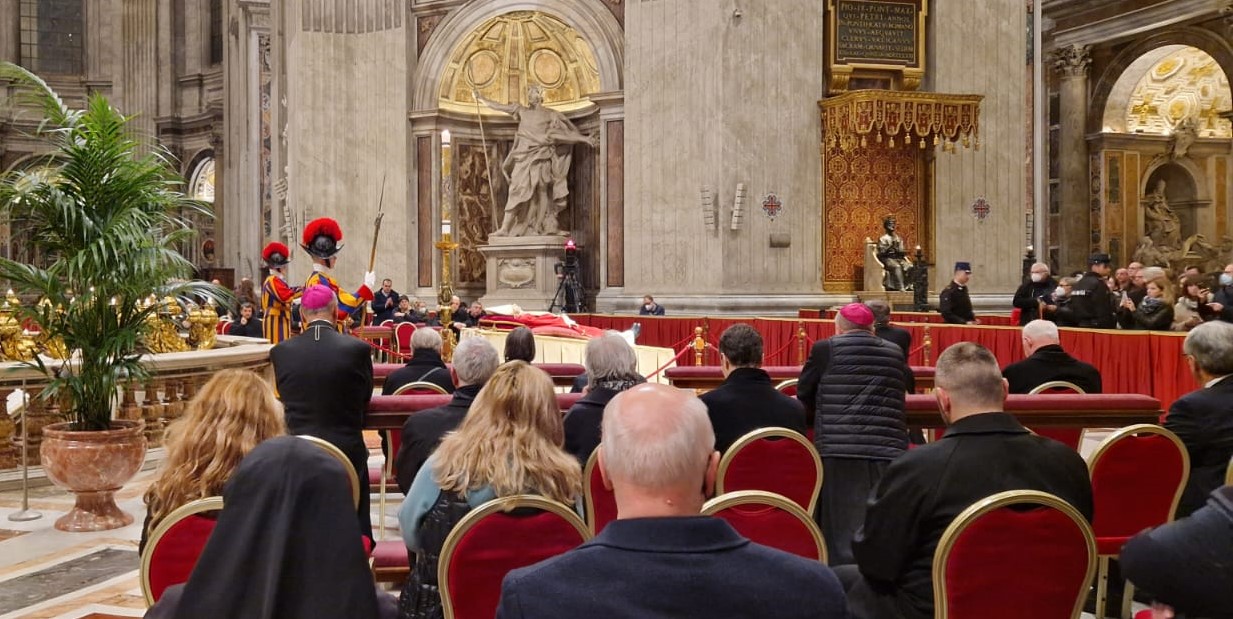 Két nap alatt 135 ezren rótták le kegyeletüket XVI. Benedek pápa ravatalánál