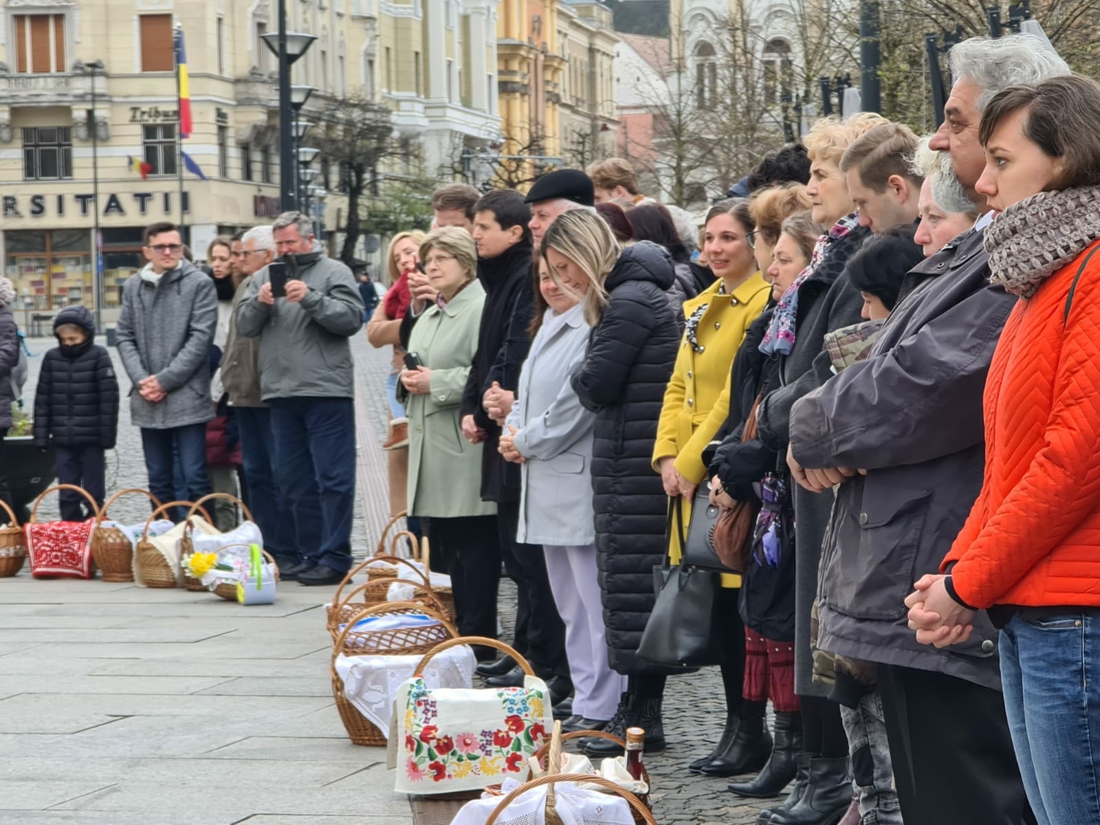 Szabadtéri ételszentelésről, otthonlét-érzésről, szentföldi élményekről Bőjte Csongor segédlelkésszel