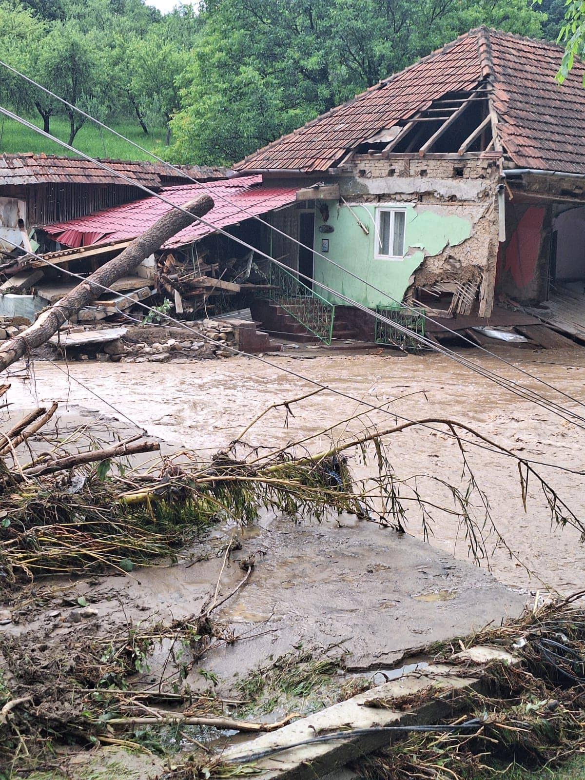 A környezetvédelmi miniszter meglátogatta a villámárvíz sújtotta Arad megyei falut