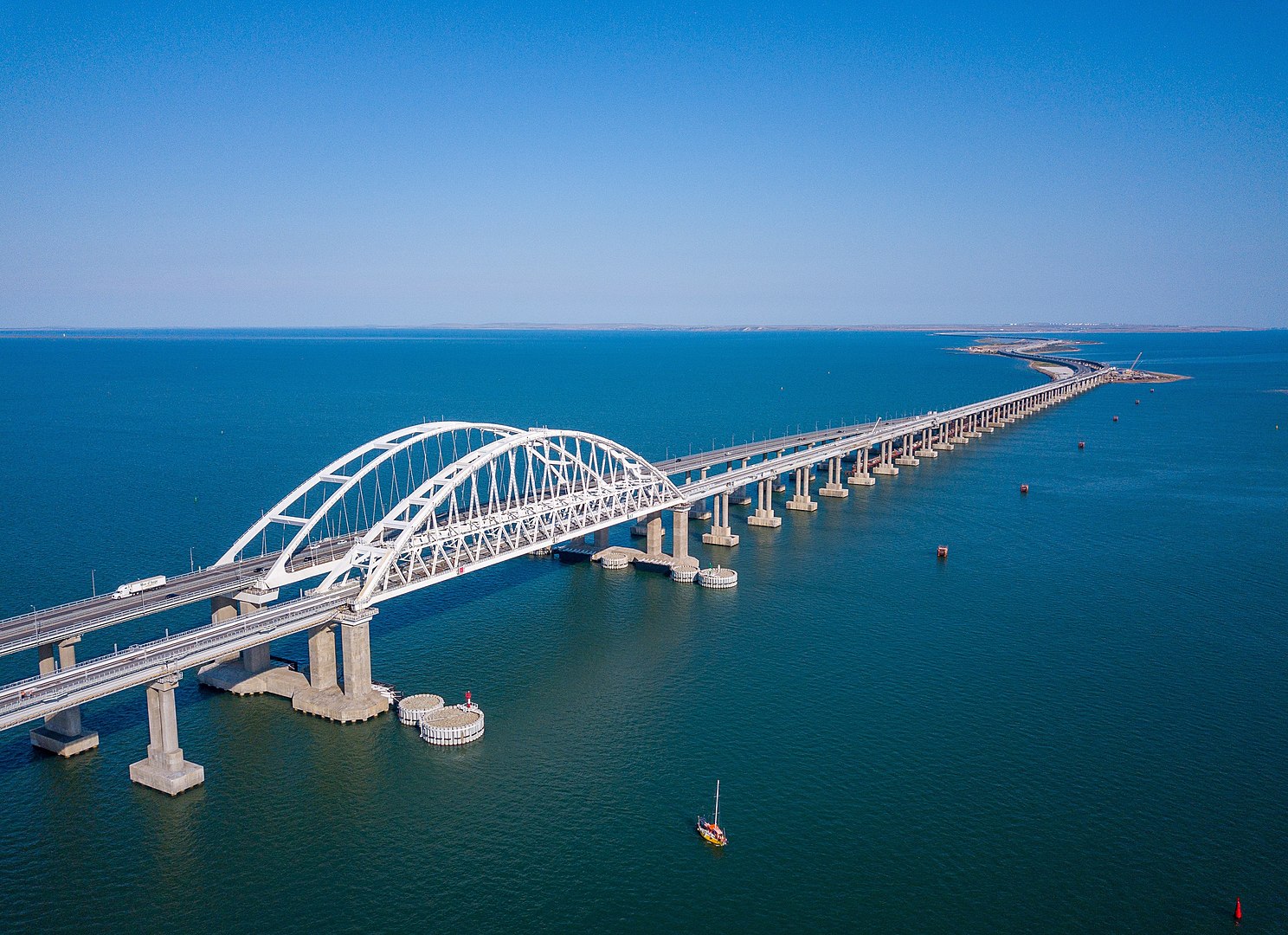 „Vészhelyzet” miatt lezárták a Krím-félszigetet Oroszországgal összekötő hidat