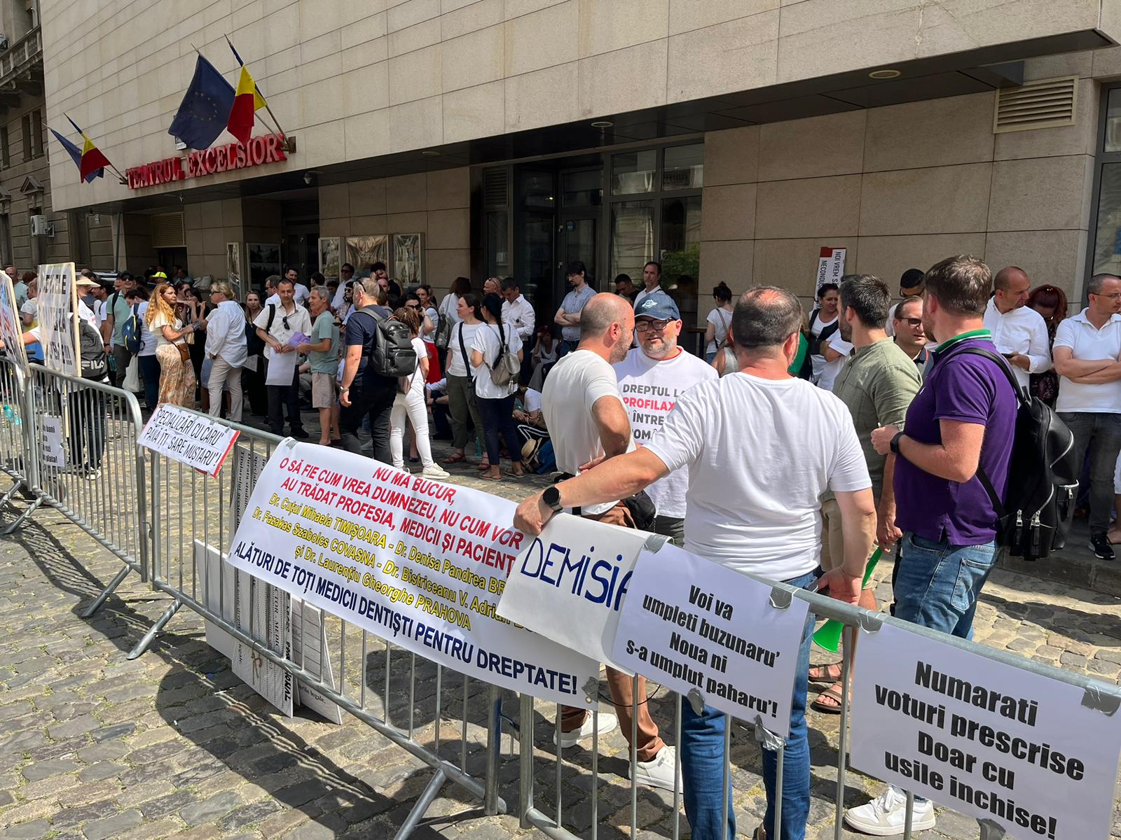 Több száz fogorvos tiltakozott Bukarestben