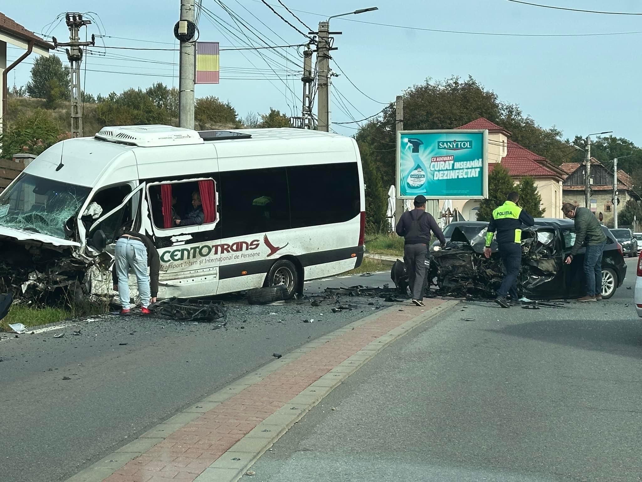 Mikrobusszal ütközött egy autó Felek közelében