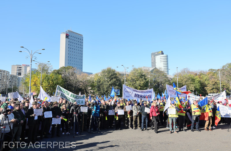 Erdészek, vasutasok, bányászok is tiltakoztak a kormány épülete előtt