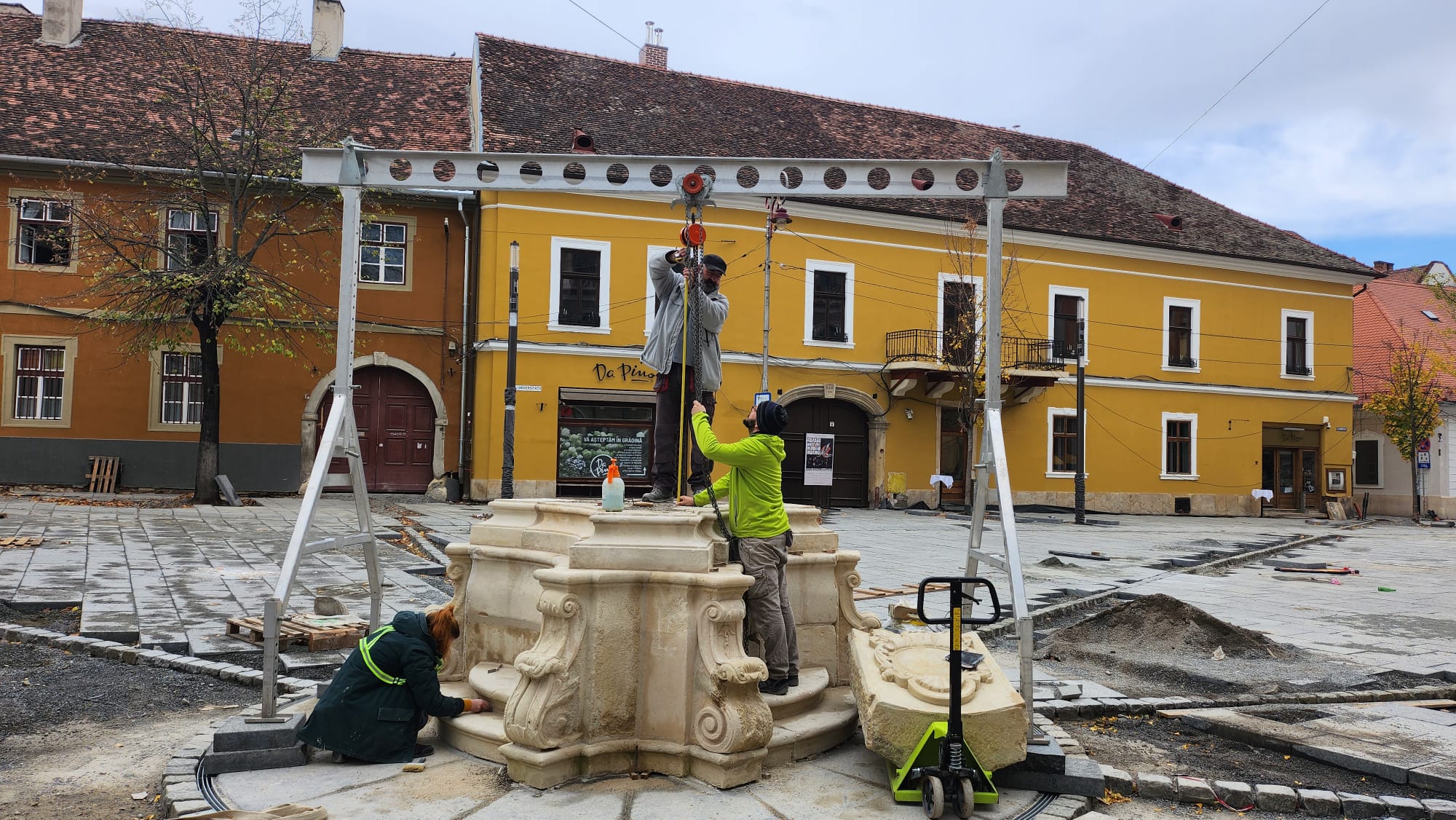 Kolozsvári Mária-oszlop: az eredeti alapzat már részben a helyén