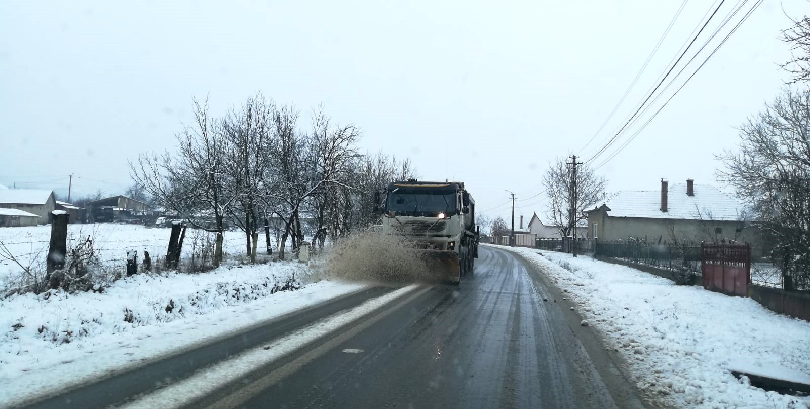 Sok helyen jeges az út, de lezárt utak nincsenek