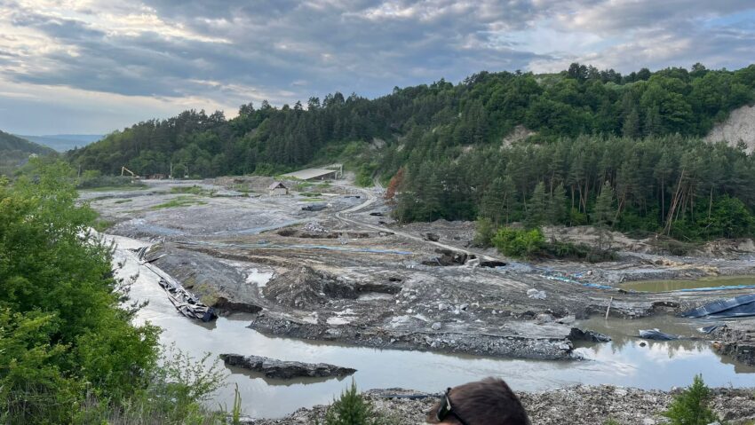 Dolgoznak a Korond-patak elterelésén Parajdon Dolgoznak a Korond-patak elterelésén Parajdon