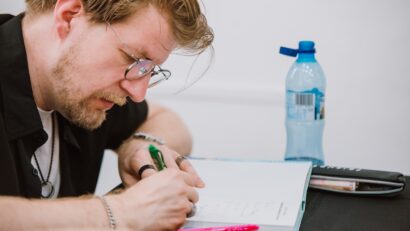 „te költészet kurva-árva-kölyke” – André Ferenc új kötete