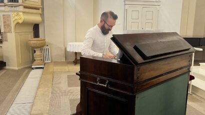 Zenetörténeti utazás három hangszer segítségével