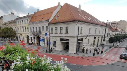 KMN-barangolásainkból: őrfülke, barokk emlékek, Központi Szálló