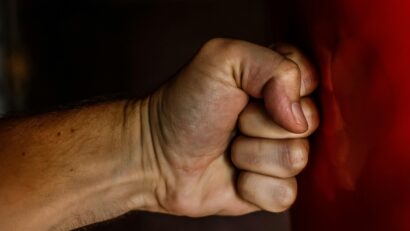 Parlamenti vizsgálóbizottságot kér az RMDSZ Nőszervezete a családon belüli erőszak miatt
