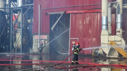 Ketten súlyosan megsérültek a Kronospannál kiütött tűzben
