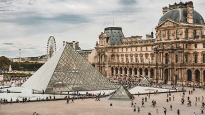 Rablás a Louvre-ben: hét perc alatt loptak el felbecsülhetetlen értékű ékszereket