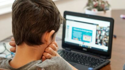 Javaslat: szülői beleegyezést kérnének a gyerekek online jelenlétéhez