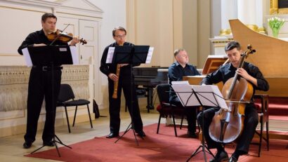 Harminc év több évszázados zenék szolgálatában