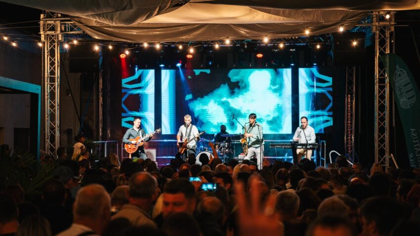 Itt élnek és dalolnak: Loose Neckties Society