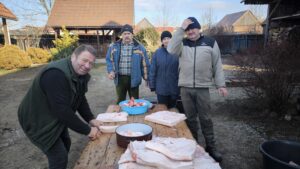 Hozzuk a kóstolót – disznóvágáson segédkeztünk Csíkdelnén