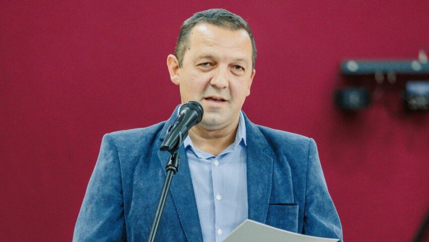 Értelmét látja, hát folytatja