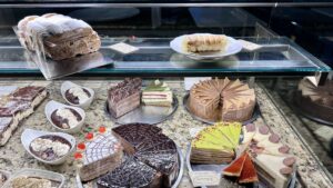 Meglátogattuk Gyula Százéves cukrászdáját