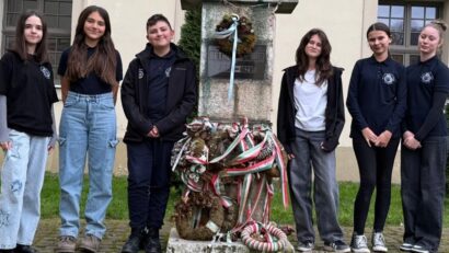 Örökbefogadták iskolájukat a nagyenyedi hetedikesek