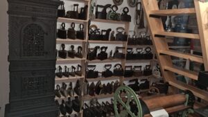 Kaláni vaskályhák és „kalapos lámpák” között