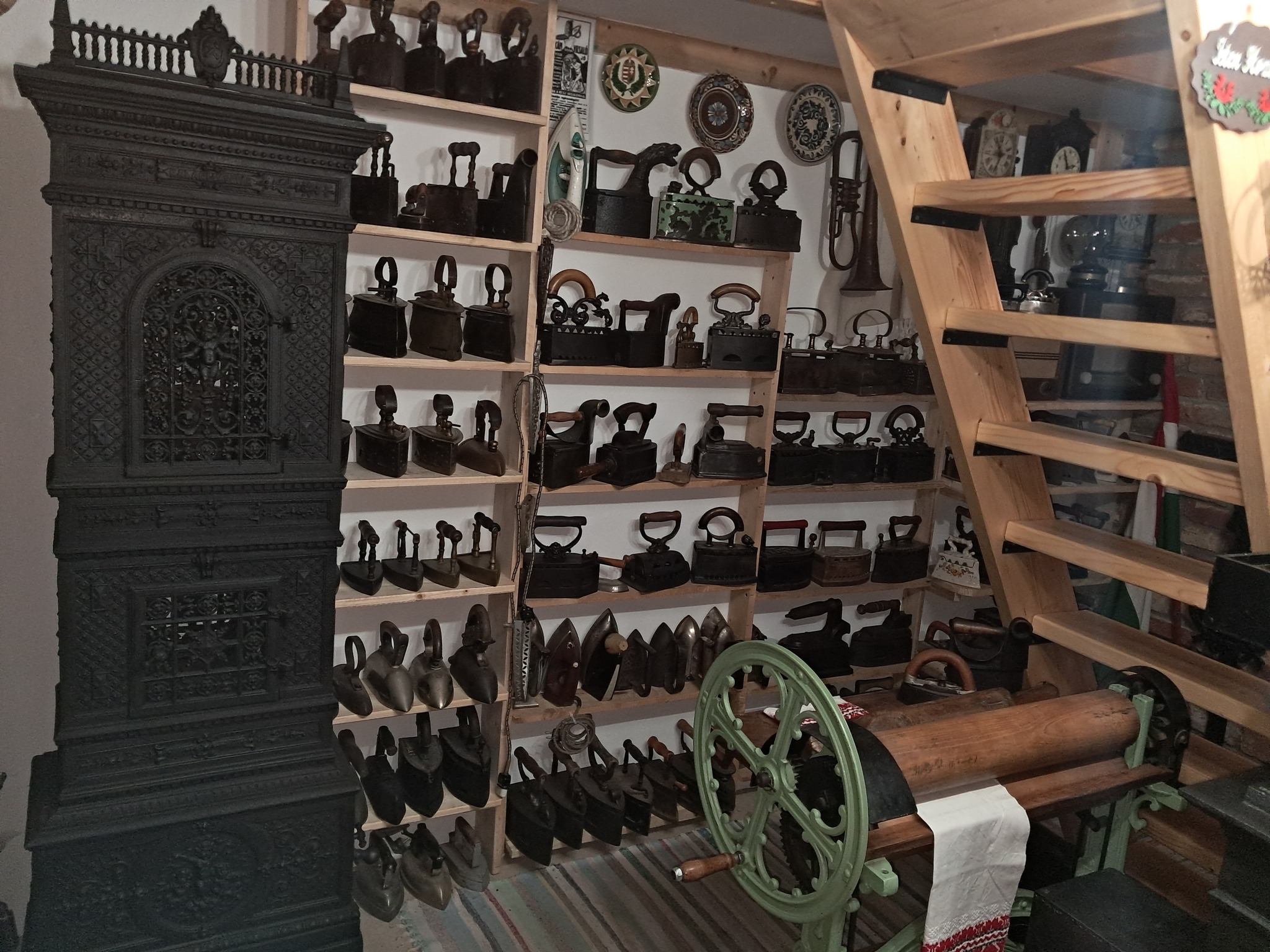 Kaláni vaskályhák és „kalapos lámpák” között