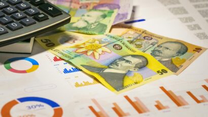 Szinte 300 lejjel nőtt egy év alatt a nettó átlagbér