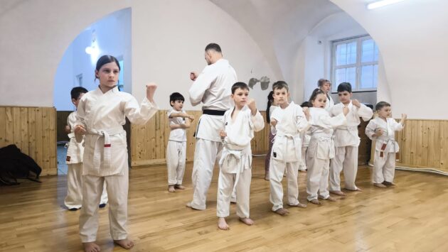 „Légy boldog, érezd jól magad, szabadulj fel!” – látogatóban a Sendo-Ryu karatésainál