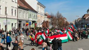 Koszorúzás, tánc, óriáskokárda: így emlékezett Kolozsvár