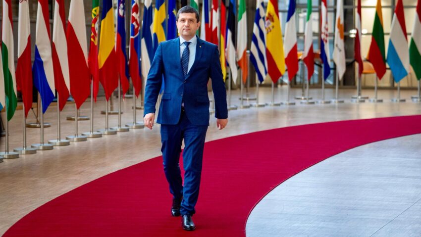 Védelmi miniszter: semmilyen jel nem utal fenyegetésre Románia ellen