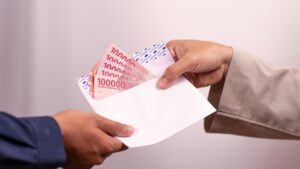 A „borítékos” fizetés továbbra is nagy gond