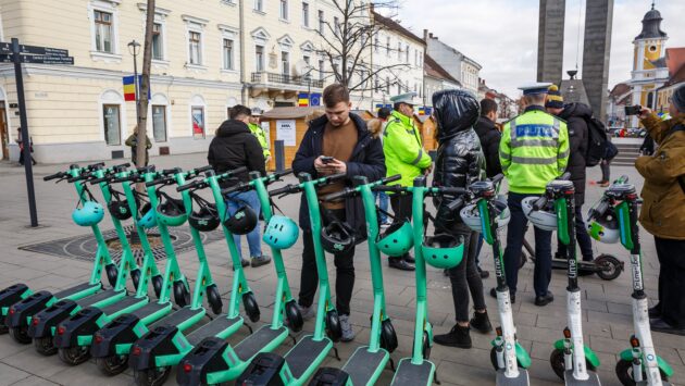 Nem lehet ezentúl parkokba behajtani bérelhető rollerekkel Kolozsváron