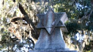 Sírokat gyaláztak meg a szászrégeni zsidó temetőben