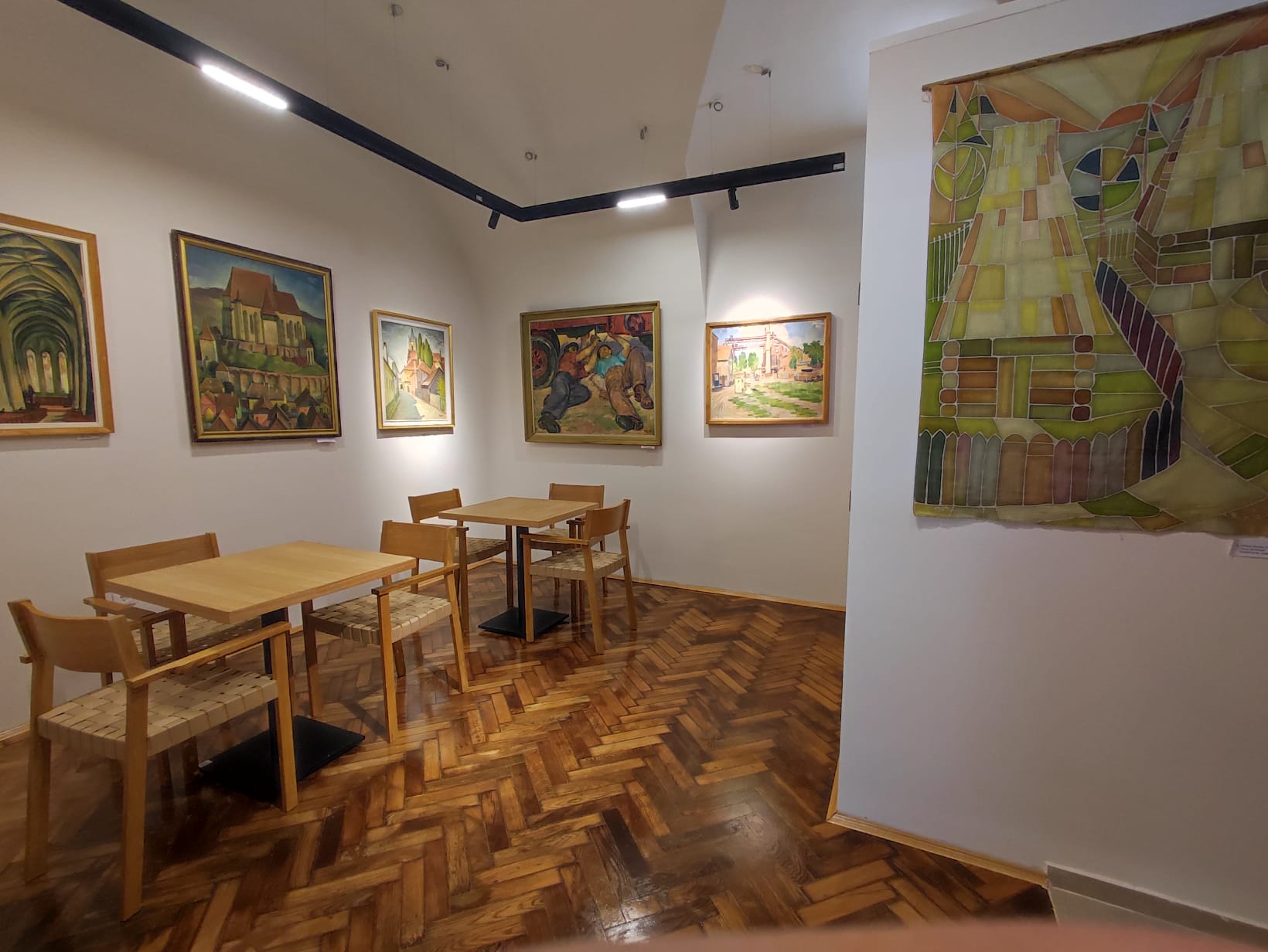 Galéria-kávézó, időszakos kiállításokkal